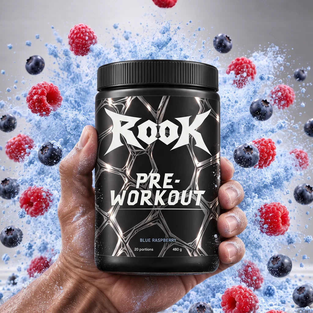 Main d’athlète qui tient le pot ROOK, poudre bleue et fruits autour