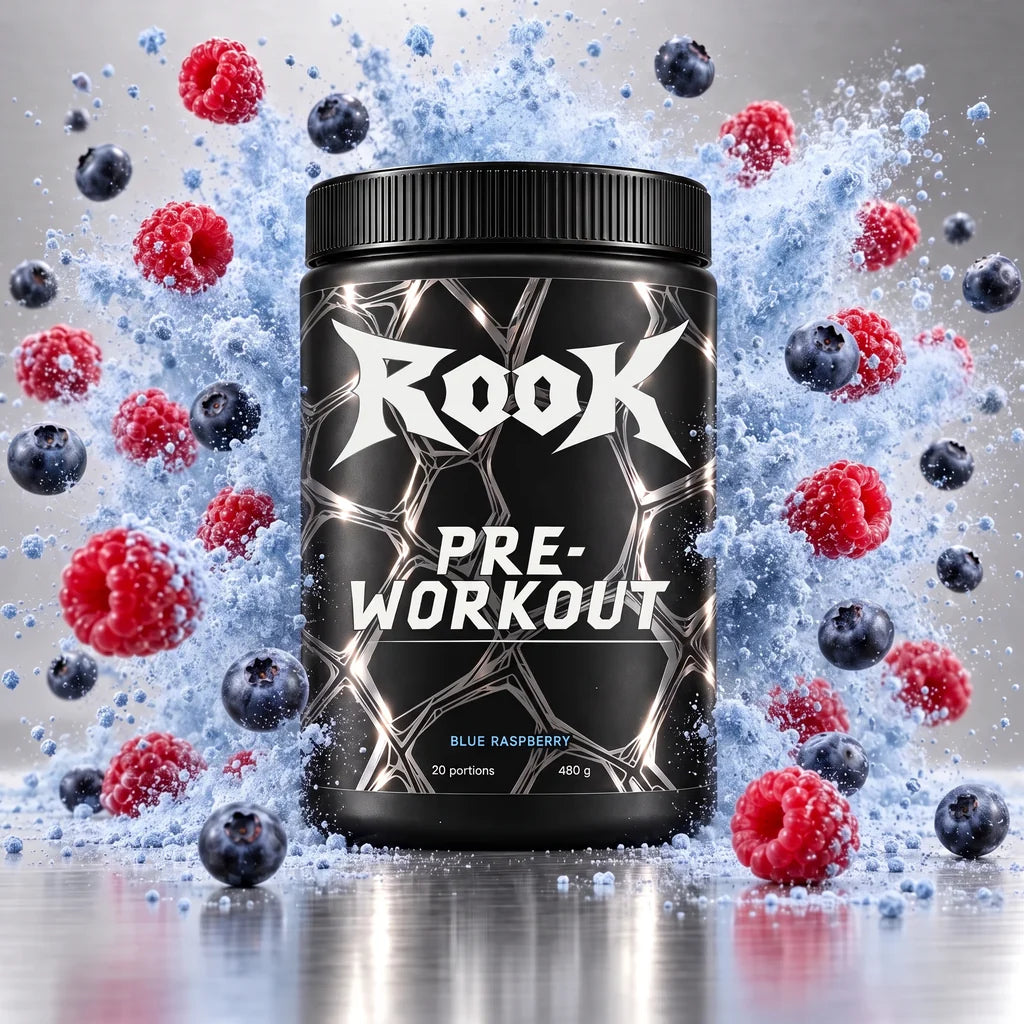 Pot ROOK Pré-workout Blue raspberry devant un nuage de poudre bleue, framboises et myrtilles