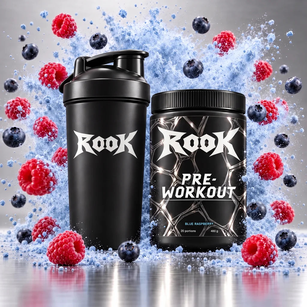 Shaker noir et pot ROOK devant un nuage de poudre bleue et des fruits